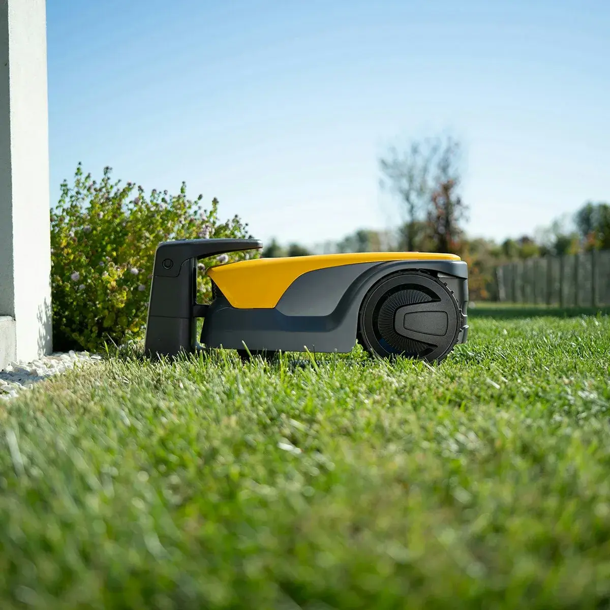 Stiga A 10V robotgräsklippare klipper gräsmatta med Vista-navigering utan kabel
