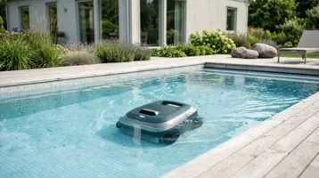 Trådlös poolrobot på bottnen i en pool utan slang eller kabel.